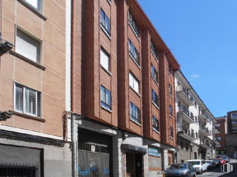 Retail for sale at Calle Vasco de Quiroga, Ávila, 05005 with window, car, building, sky, infrastructure, vehicle, wheel, tire, urban design and neighbourhood around