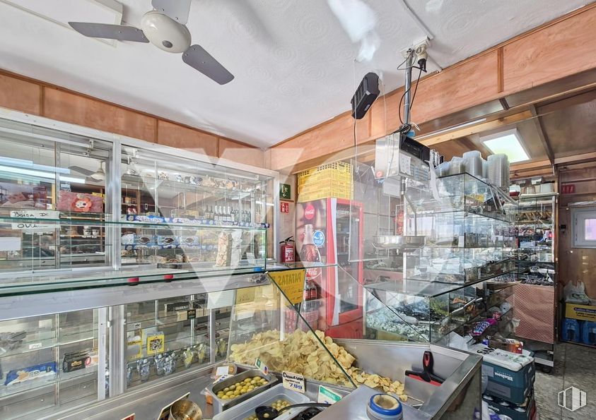 Retail for sale at Calle Melchor Fernández Almagro, Fuencarral - El Pardo, Madrid, 28029 with ceiling fan, shelf, retail, shelving, display case, glass, convenience store, food, frozen food and transparency around