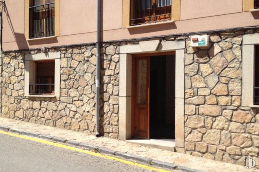 Local en venta en Calle Valencia, 62, Sigüenza, Guadalajara, 19250 con ventana, puerta, pared, muro de piedra, albañilería, hormigón, ladrillo, material de construcción, adoquinado y puerta de casa alrededor