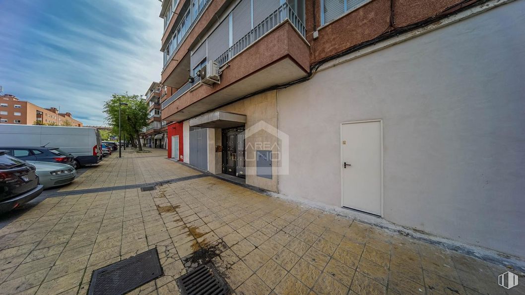 Local en venta en Avenida Villaviciosa, Alcorcón, Madrid, 28922 con puerta, coche, propiedad, edificio, nube, planta, asfalto, superficie de la carretera, arquitectura y cielo alrededor