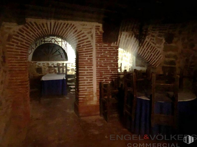 Retail for sale at Zona centro, Segovia, 40001 with furniture, building, house, brick, brickwork, tints and shades, wood, darkness, arch and basement around