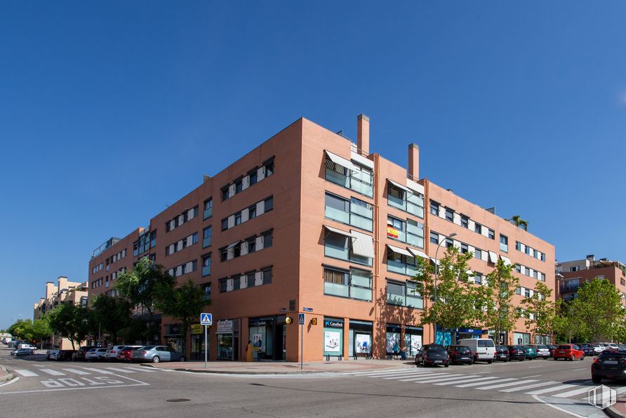 Retail for rent at Montecarmelo, Fuencarral - El Pardo, Madrid, 28034 with building, sky, daytime, property, car, window, wheel, tree, urban design and condominium around