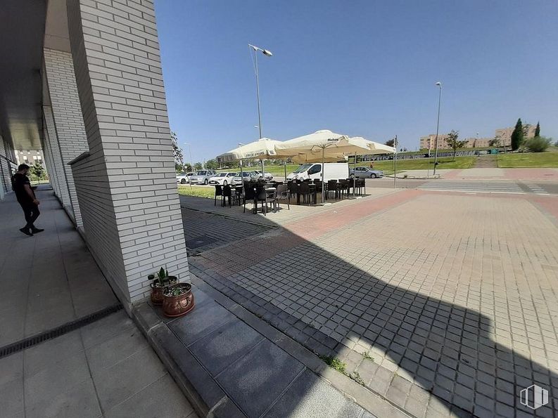 Retail for sale at Calle Martin Luther King, Alcorcón, Madrid, 28922 with person, houseplant, sky, road surface, shade, lighting, asphalt, urban design, flooring and flowerpot around