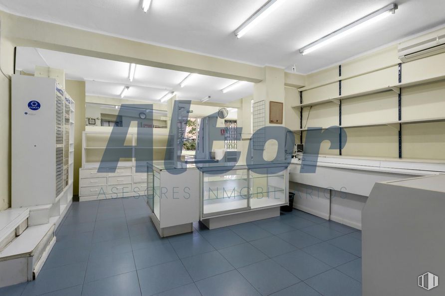 Local en venta en Zona Avenida San Luís, Hortaleza, Madrid, 28033 con lámpara, alumbrado, edificio, interiorismo, arquitectura, accesorio, suelos, diseño automovilístico, gas y espacio alrededor