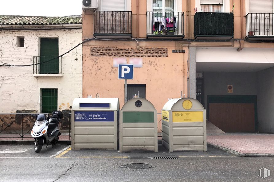 Retail for sale at Calle Olivares, Talavera de la Reina, Toledo, 45600 with motorcycle, window, building, tire, wheel, vehicle, asphalt, road surface, motor vehicle and automotive lighting around