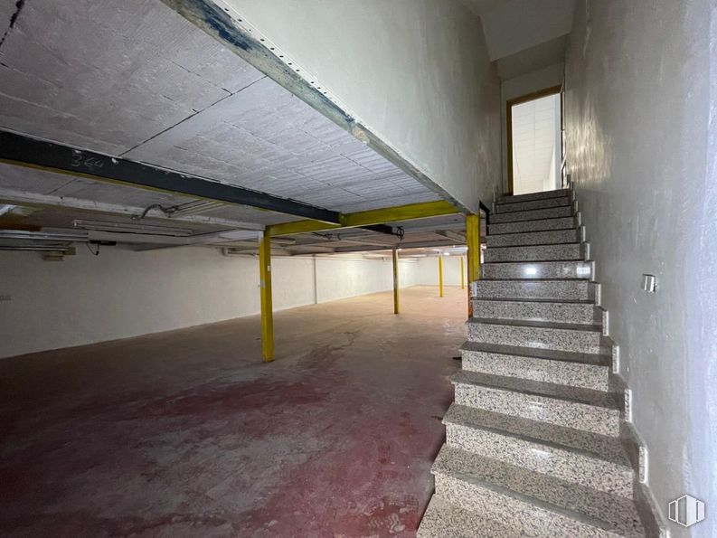 Retail for sale at Calle Coronel Félix Gutiérrez Cano, Polán, Toledo, 45161 with stairs, fixture, floor, flooring, composite material, wood, concrete, tints and shades, ceiling and building around