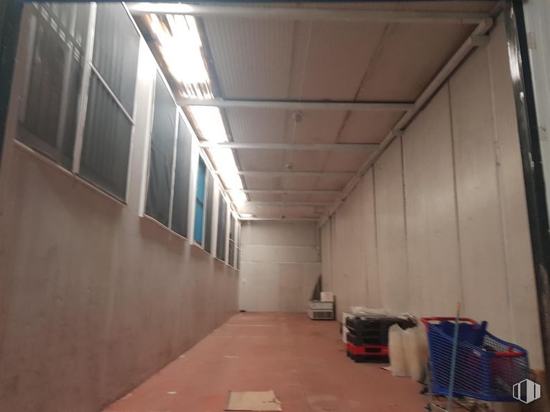 Industrial for sale & for rent at Calle Bañeza, 54, Fuenlabrada, Madrid, 28947 with window, flooring, floor, ceiling, building material, wood stain, hardwood, hall, cleanliness and steel around