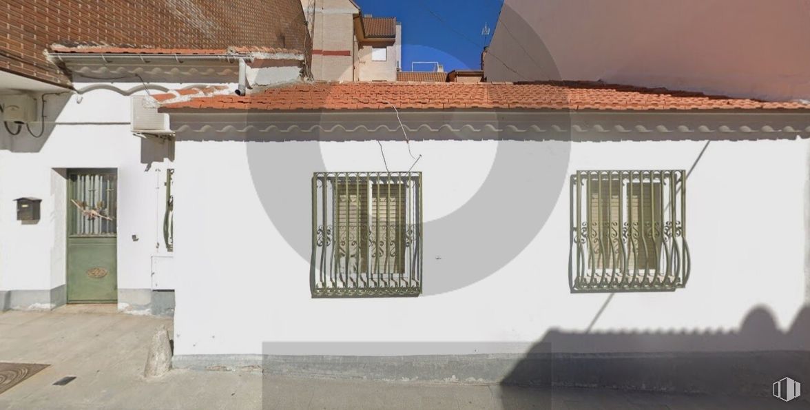 Land for sale at Calle Ebro, 26, Las Rozas de Madrid, Madrid, 28230 with window, door, wall, house, facade, roof, home, residential area, composite material and concrete around