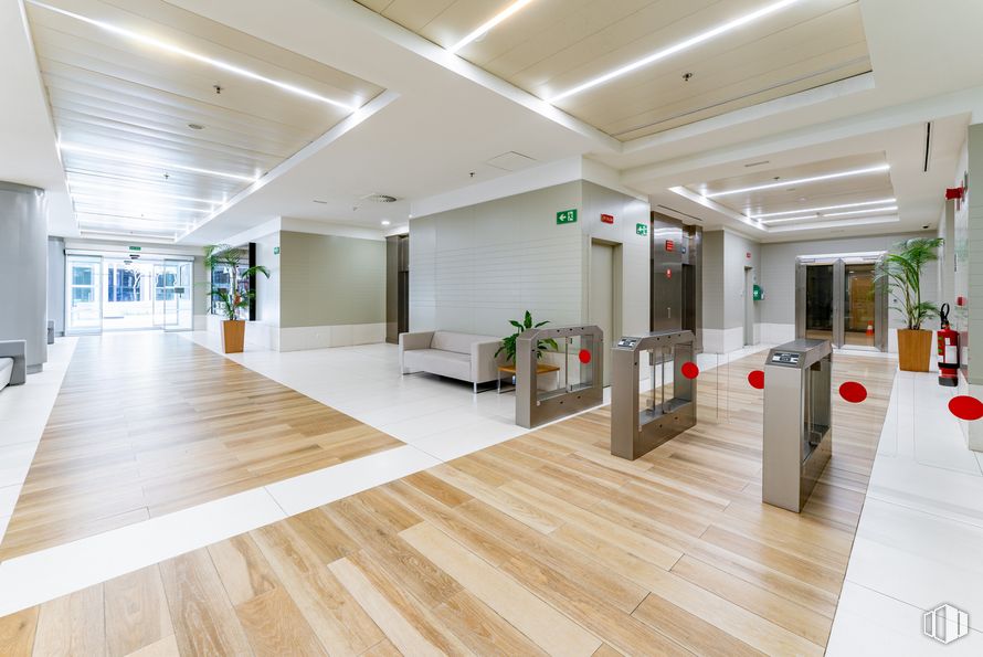 Oficina en alquiler en CASTELLANA 93b, Paseo Castellana, 93b, Tetuán, Madrid, 28020 con sofá, propiedad, edificio, planta, planta de interior, madera, interiorismo, hall, silla y suelo alrededor