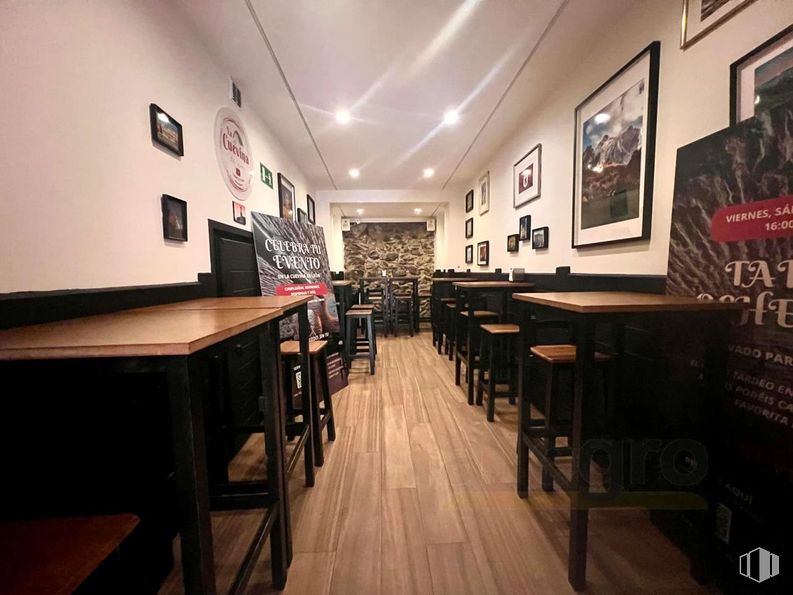 Retail for sale at Calle Cava Baja, Centro, Madrid, 28005 with picture frame, table, flooring, floor, restaurant, hardwood, chair, wood flooring, varnish and kitchen & dining room table around