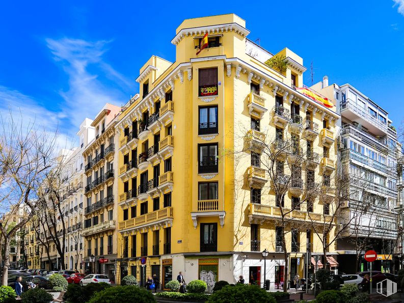 Local en alquiler en Recoletos, Salamanca, Madrid, 28001 con edificio, cielo, planta, propiedad, nube, ventana, bloque de torre, condominio, árbol y diseño urbano alrededor