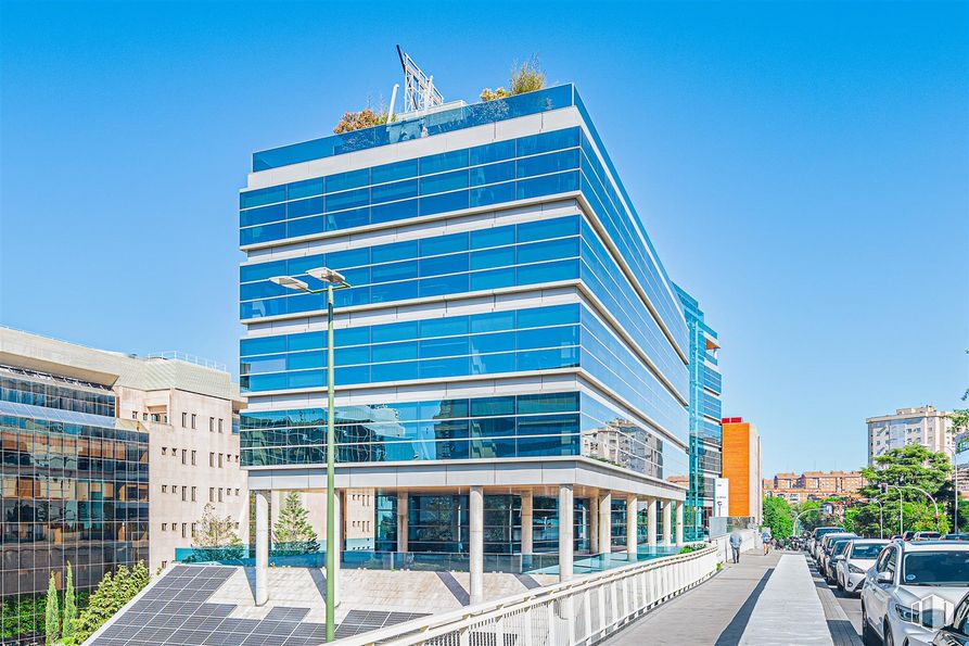 Office for rent at Calle Torrelaguna, 77, Ciudad Lineal, Madrid, 28043 with car, building, sky, property, wheel, tower block, tire, architecture, urban design and condominium around