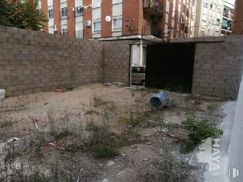 Land for sale at Calle Poeta Rafael Morales, 7, Talavera de la Reina, Toledo, 45600 with building, plant, window, land lot, road surface, grass, brick, brickwork, tree and house around