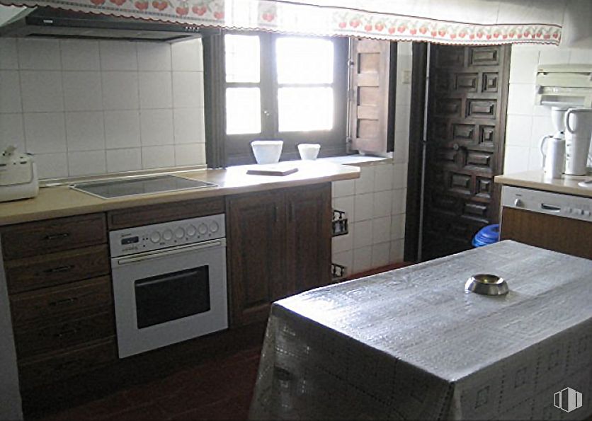 Suelo en venta en Callejón de Bastida, Toledo, 45004 con ebanistería, horno, fregadero de cocina, grifo, fregadero, encimera, propiedad, accesorio de fontanería, ventana y cocina alrededor