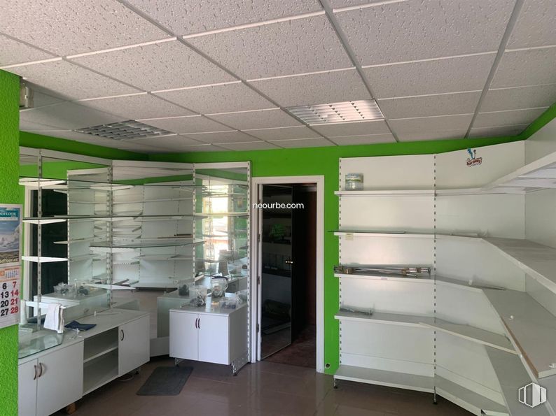 Retail for sale at Calle Agustín Rodríguez Sahagun, Ávila, 05003 with cabinetry, furniture, fixture, building, flooring, house, real estate, shelf, eyewear and gas around