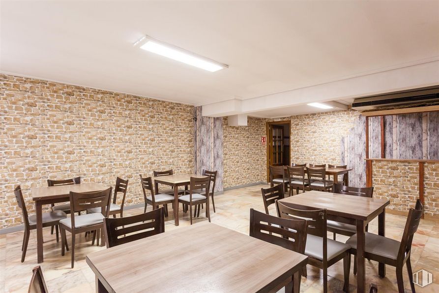 Local en venta en Calle Boltaña, 118, San Blas - Canillejas, Madrid, 28022 con silla, mesa de cocina y comedor, lámpara, alumbrado, mesa, mesa, mueble, madera, interiorismo y suelos alrededor