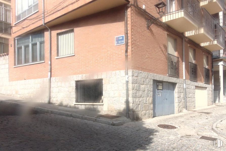 Retail for sale at Calle Tiemblo, Ávila, 05002 with window, building, door, brown, fixture, road surface, wood, brick, brickwork and residential area around