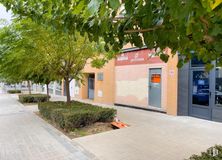 Local en alquiler en Zona Brezo, Valdemoro, Madrid, 28342 con puerta, planta, propiedad, edificio, superficie de la carretera, arquitectura, árbol, barrio, asfalto y hierba alrededor