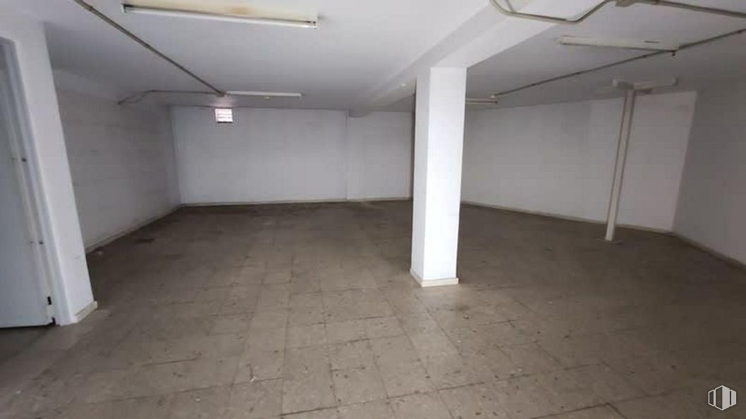 Retail for sale & for rent at Calle Leopoldo Alas Clarín, Fuencarral - El Pardo, Madrid, 28035 with architecture, flooring, fixture, floor, wall, hall, composite material, ceiling, concrete and space around