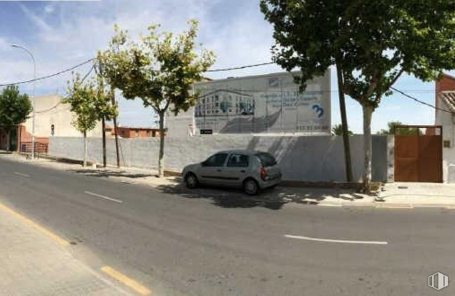 Land for sale at Calle Real, Bargas, Toledo, 45593 with car, house, automotive parking light, cloud, sky, vehicle, motor vehicle, tree, wheel and asphalt around