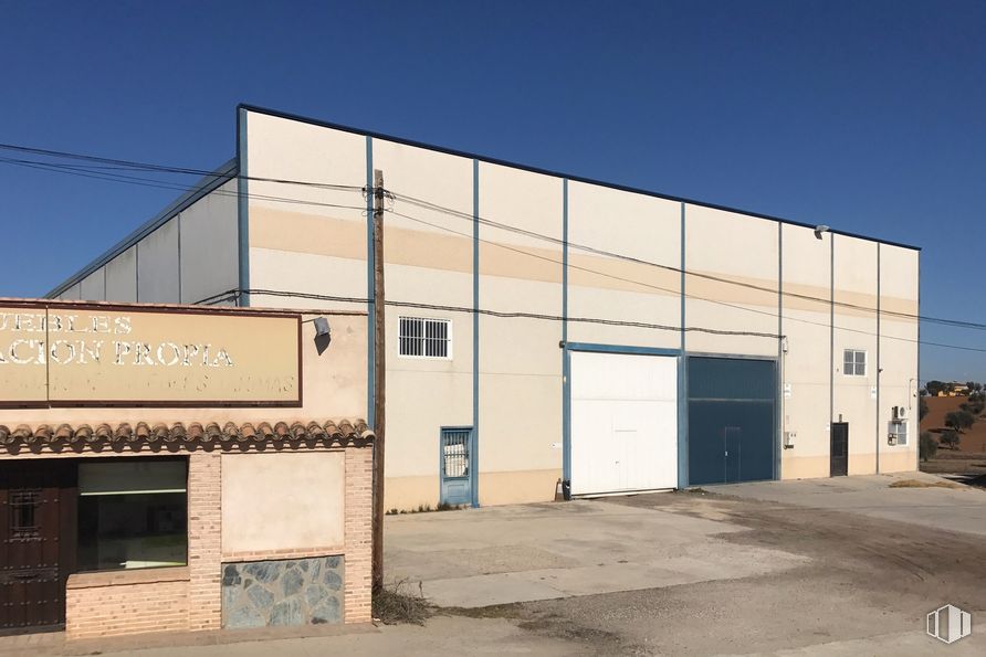 Industrial for sale at Carretera Navalpino, 9, Guadamur, Toledo, 45160 with window, building, house, sky, fixture, asphalt, shade, composite material, commercial building and door around