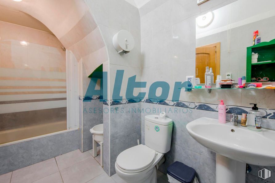 Local en venta en Zona Fuente del Berro, Salamanca, Madrid, 28028 con inodoro, fregadero, suelos, suelo, interiorismo, techo, habitación, accesorios de fontanería, apartamento y azulejo alrededor