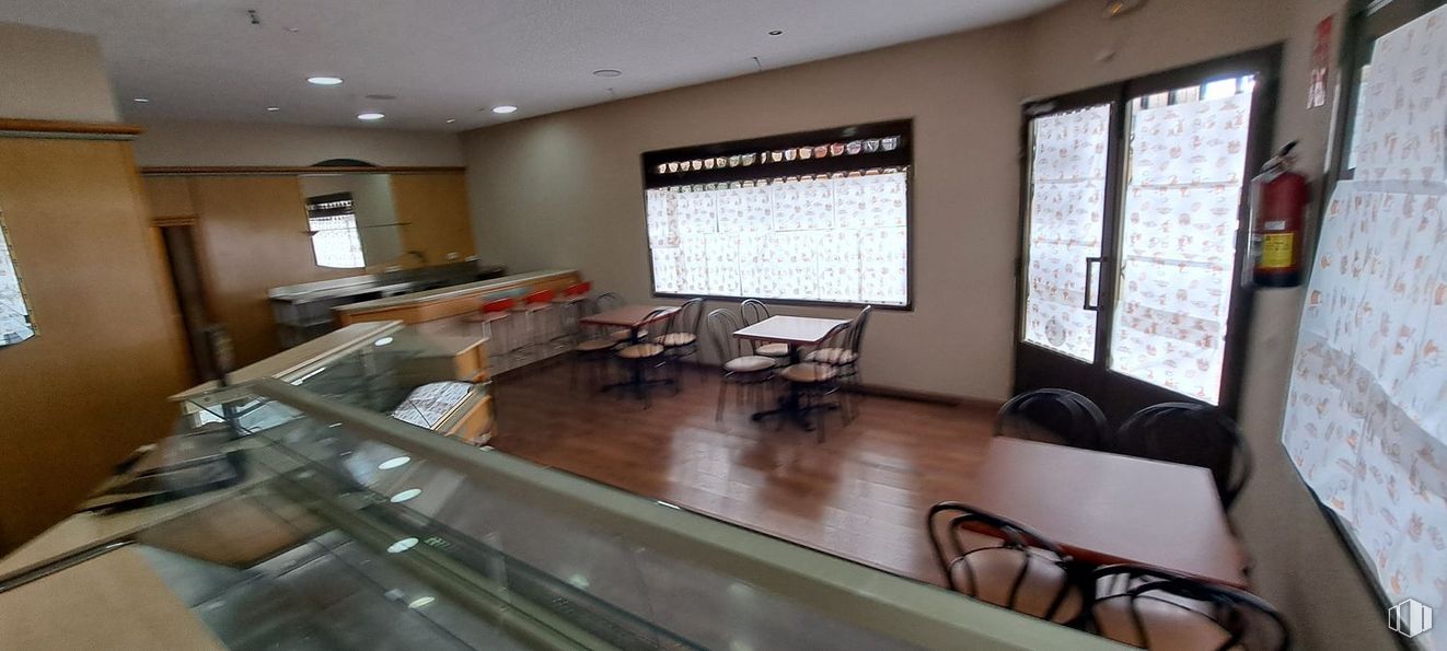 Retail for rent at Calle Panaderos, Manzanares el Real, Madrid, 28410 with window, furniture, table, wood, interior design, flooring, floor, hardwood, countertop and real estate around