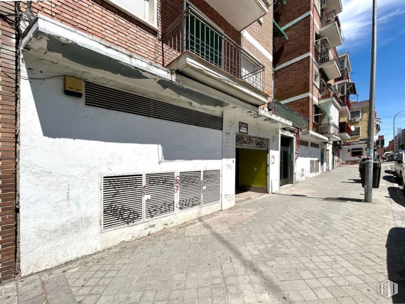 Local en venta en Calle López Grass, Puente de Vallecas, Madrid, 28038 con ventana, edificio, superficie de la carretera, diseño urbano, madera, acera, pared, asfalto, zona residencial y ladrillo alrededor