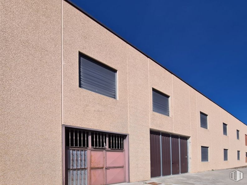 Nave en alquiler en Polígono industrial Hontoria, Segovia, 40195 con ventana, cielo, accesorio, madera, rectángulo, ladrillo, material compuesto, fachada, albañilería y edificio comercial alrededor