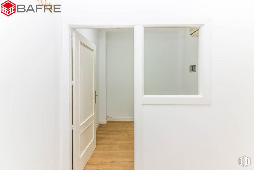 Retail for sale at Calle Antonio Salvador, Usera, Madrid, 28026 with mirror, fixture, door, wood, rectangle, flooring, automotive exterior, door handle, glass and handle around