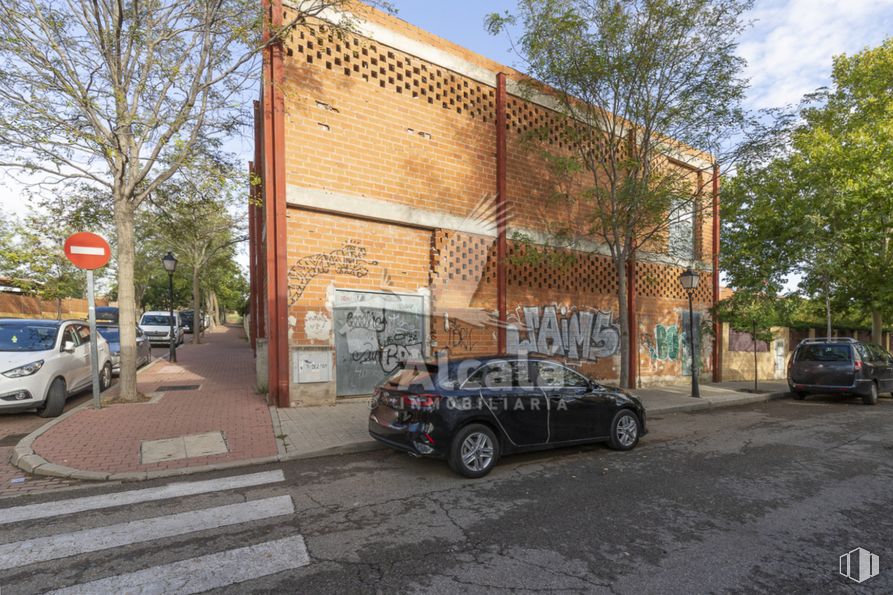 Retail for sale at Calle Valdeorilla, Daganzo de Arriba, Madrid, 28814 with car, building, wheel, tire, land vehicle, sky, vehicle, property, motor vehicle and tree around