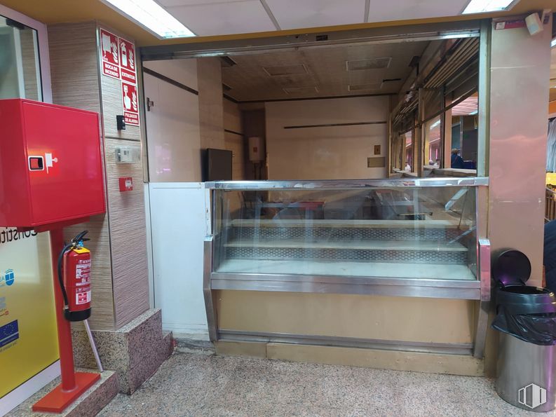 Local en alquiler y venta en Calle Constitución, Alcobendas, Madrid, 28100 con envase, contenedor de basura, accesorio, contención de residuos, gas, madera, edificio, horno de laboratorio, suelos y máquina alrededor