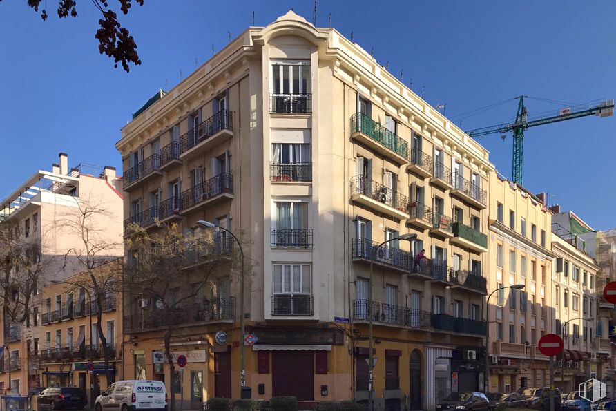 Local en alquiler en Calle de Bretón de los Herreros, Chamberí, Madrid, 28003 con edificio, cielo, durante el día, propiedad, ventana, rueda, infraestructura, neumático, diseño urbano y condominio alrededor