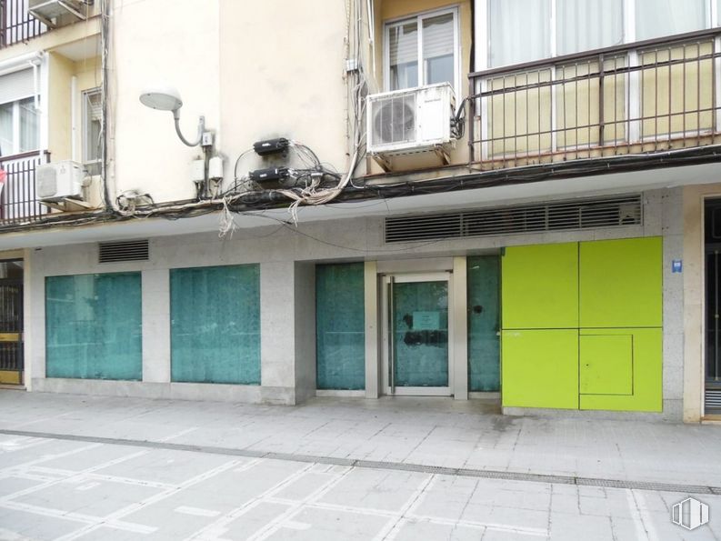 Retail for sale & for rent at Calle Mota del Cuervo, Hortaleza, Madrid, 28043 with lighting, property, window, fixture, building, architecture, door, wall, facade and real estate around