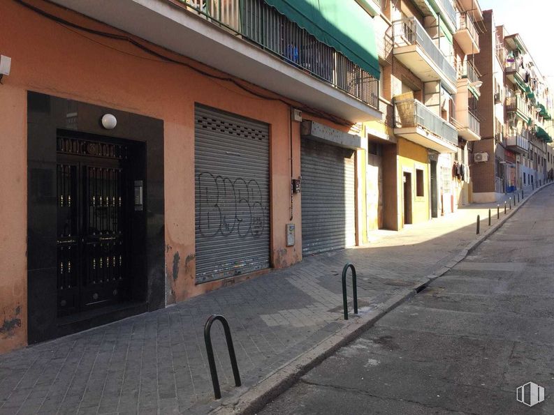 Retail for sale at Calle Fernando Mora, Carabanchel, Madrid, 28019 with building, window, door, wood, road surface, asphalt, facade, house, urban design and sidewalk around