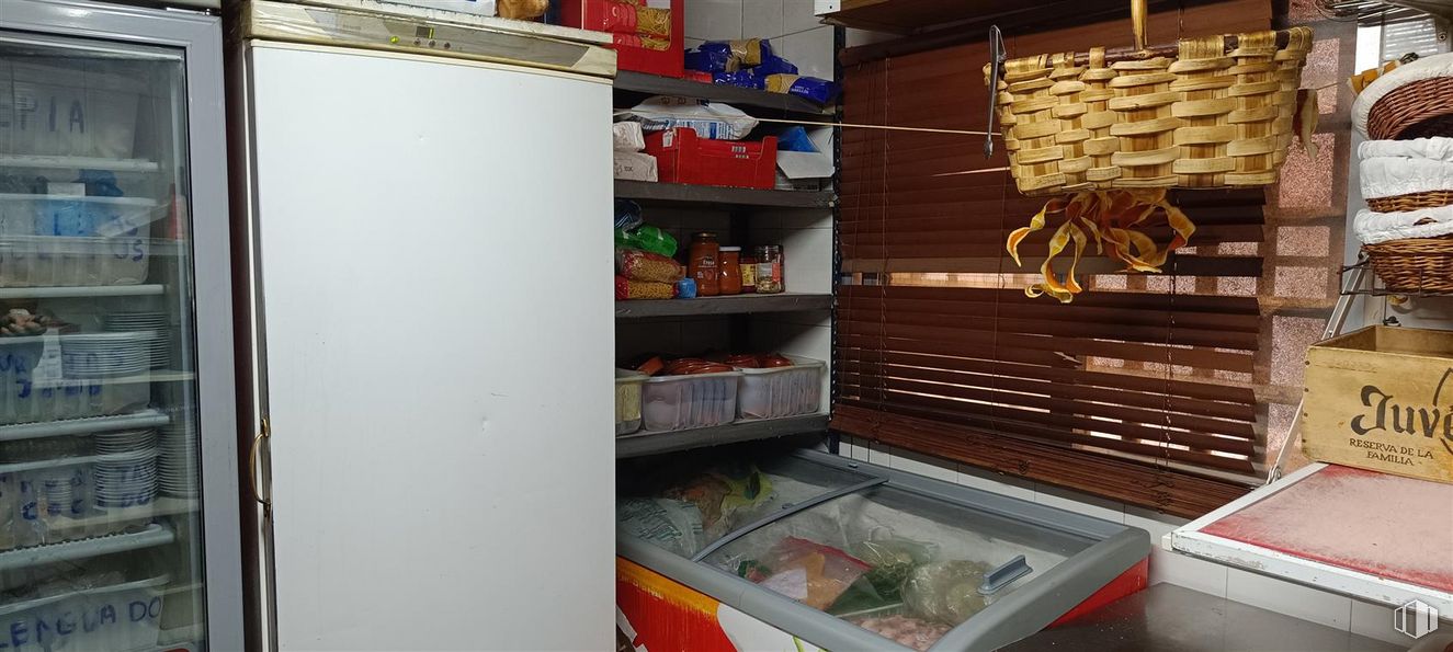 Retail for rent at Calle Castilla, 15, Tetuán, Madrid, 28039 with refrigerator, food, shelf, shelving, kitchen appliance, food storage, major appliance, machine, room and pantry around