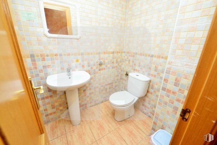 Local en venta en Zona Centro, Valdemoro, Madrid, 28341 con inodoro, fregadero, marrón, accesorio de plomería, propiedad, grifo, edificio, baño, lavabo de baño y púrpura alrededor