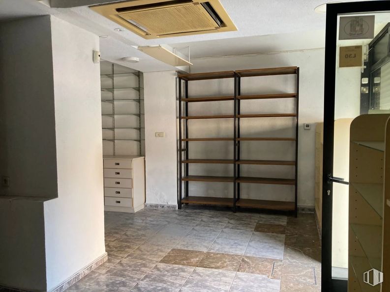 Local en alquiler en Calle Gomeznarro, Hortaleza, Madrid, 28043 con estantería, accesorio, edificio, puerta, interiorismo, suelo, suelos, inmobiliario, vidrio y exterior del automóvil alrededor