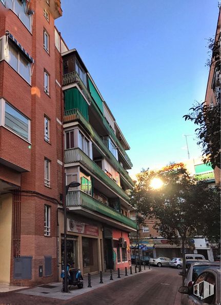 Local en venta en Calle San Blas, 2, Alcorcón, Madrid, 28921 con ventana, edificio, persona, coche, cielo, infraestructura, neumático, luz de la calle, diseño urbano y rueda alrededor