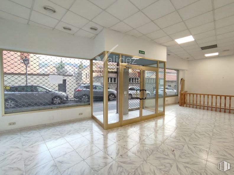 Retail for rent at Zona centro, El Escorial, Madrid, 28280 with car, door, automotive parking light, wheel, tire, interior design, flooring, floor, hall and vehicle around