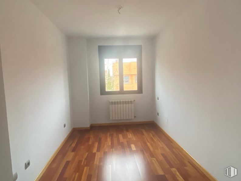 Office for sale at Calle Sabina, Yebes, Guadalajara, 19139 with window, floor, flooring, wall, wood, wood flooring, interior design, room, brown and laminate flooring around