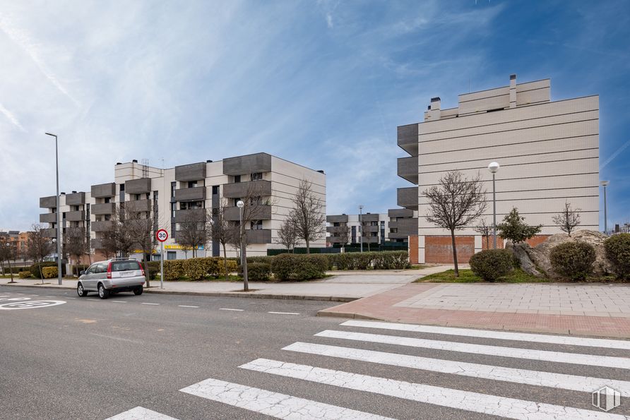 Local en alquiler en Calle Severo Ochoa, 5, Colmenar Viejo, Madrid, 28770 con coche, edificio, nube, cielo, planta, infraestructura, paso de cebra, superficie de la carretera, asfalto y luz de la calle alrededor