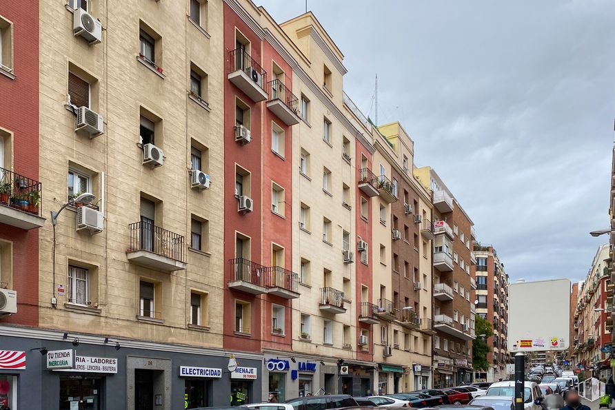 Retail for rent at Calle Valderribas, 24, Retiro, Madrid, 28007 with building, window, sky, cloud, infrastructure, car, vehicle, urban design, condominium and thoroughfare around