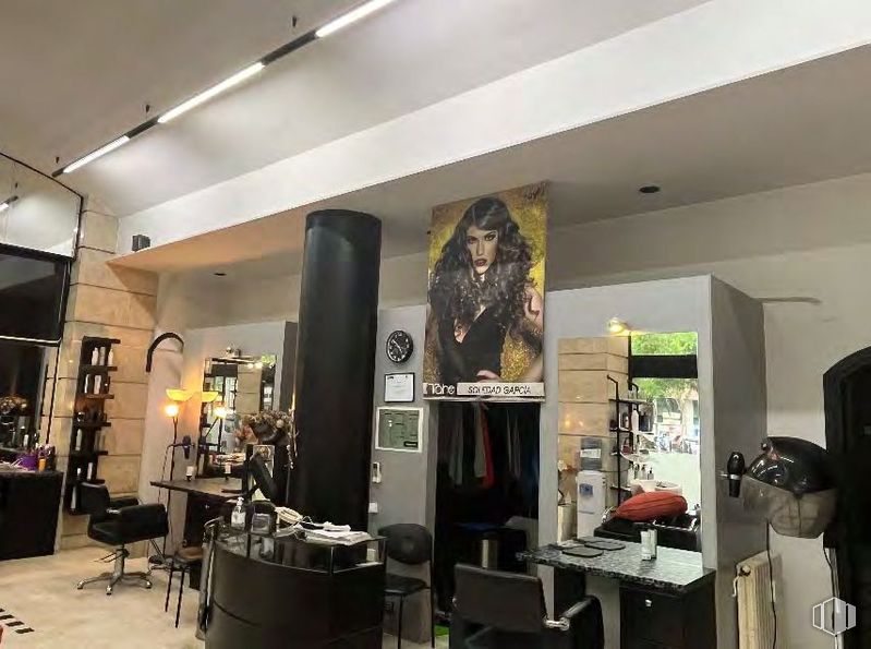 Retail for rent at Calle Guzmán el Bueno, Chamberí, Madrid, 28003 with chair, beauty salon, interior design, flooring, furniture, barber chair, floor, design, makeover and personal grooming around