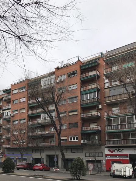 Retail for sale at Calle Embajadores, Arganzuela, Madrid, 28045 with building, sky, plant, daytime, property, window, wheel, tire, car and tower block around