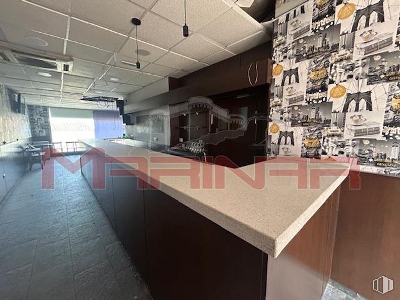 Retail for rent at Centro, Seseña, Toledo, 45223 with floor, flooring, commercial building, condominium, headquarters, high-rise building, corporate headquarters, transparency and tile around