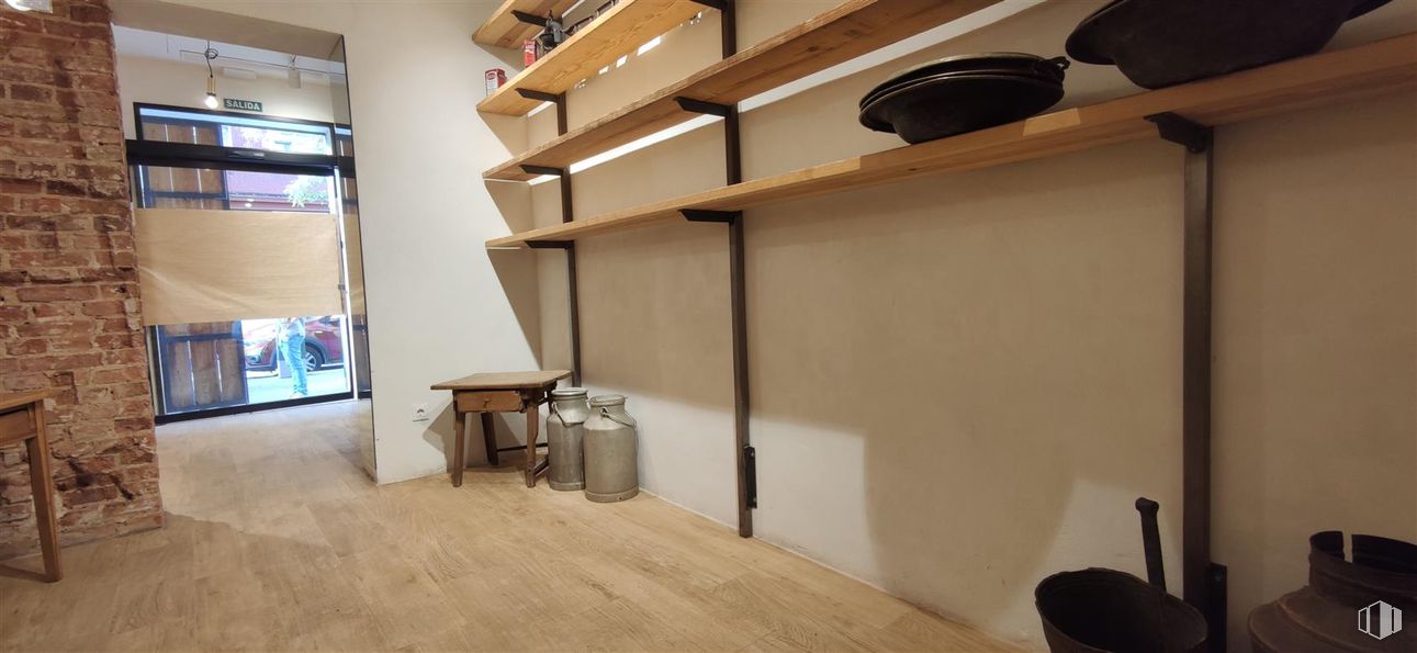 Retail for rent at Calle Guzmán el Bueno, 48, Chamberí, Madrid, 28015 with table, furniture, wood, shelving, flooring, interior design, floor, shelf, ceiling and wood stain around