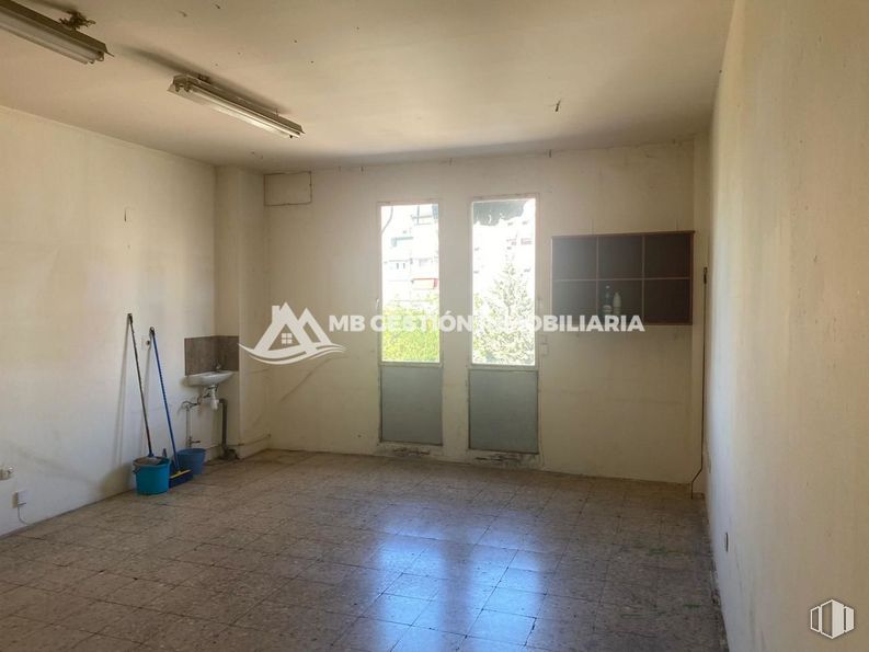 Retail for rent at Calle Gerona, Fuenlabrada, Madrid, 28945 with building, fixture, flooring, wood, floor, ceiling, hall, shade, plaster and hardwood around