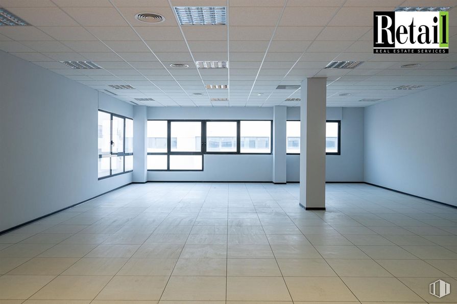 Office for sale & for rent at Calle Casas de Miravete, Villa de Vallecas, Madrid, 28031 with window, flooring, ceiling, floor, interior design, hall, glass, light fixture, design and tile flooring around