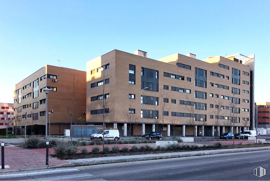 Local en venta en Calle Alfredo Nobel, 25, Alcorcón, Madrid, 28922 con edificio, cielo, ventana, luz de la calle, coche, diseño urbano, bloque de torre, condominio, barrio y área residencial alrededor